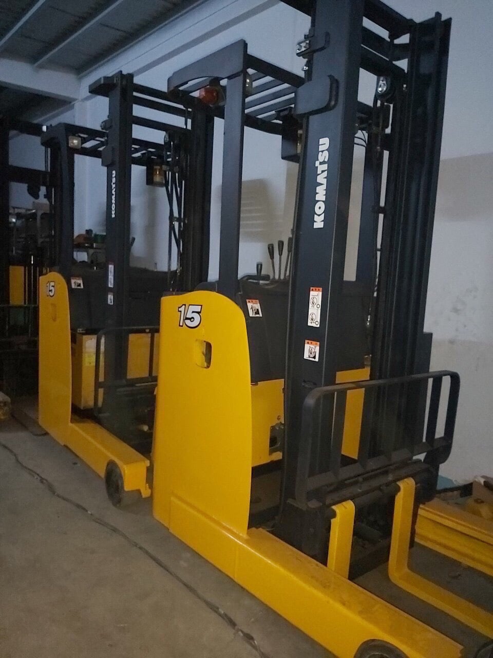 xe nang dien dung lai komatsu.jpg (213 KB)